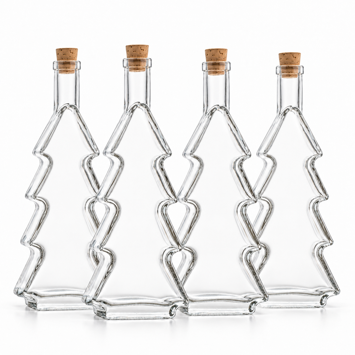 Vier Tannenbaumflaschen aus klarem Glas mit je 500 ml und Naturkorken auf weißem Hintergrund