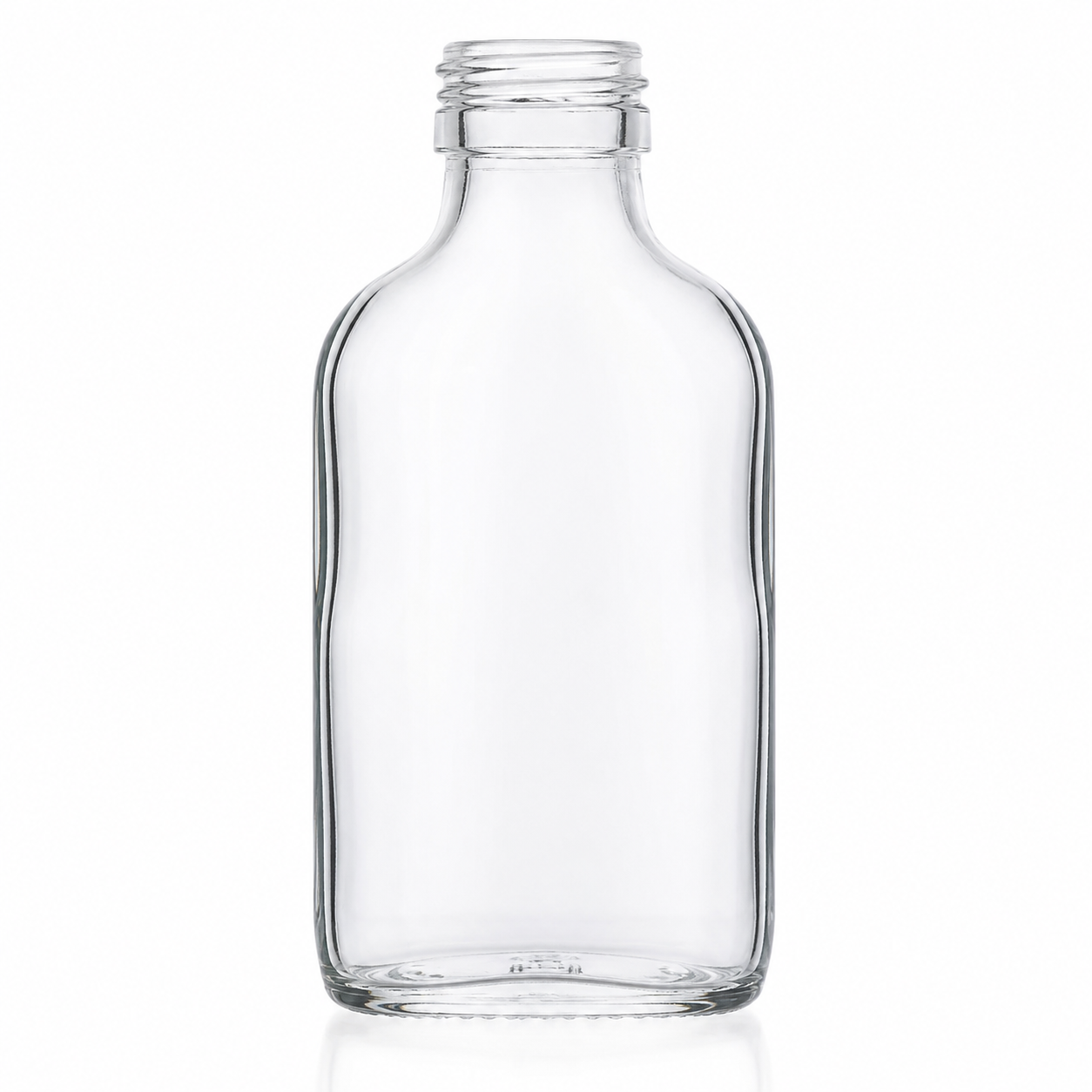 Freigestellte, klare Glasflasche mit flachem, rechteckig-ovalem Körper, sanft gerundeten Schultern, kurzer Schraubmündung und massivem Glasboden auf weißem Hintergrund