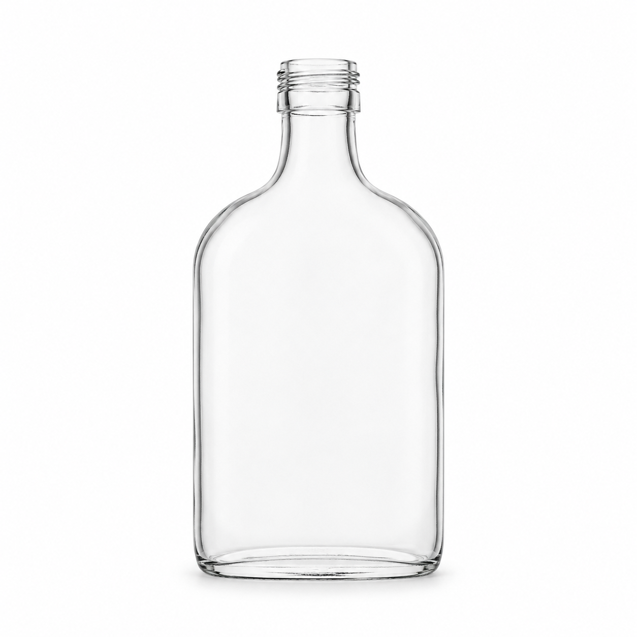 Freigestellte, klare Taschenflasche mit flachem, breitem Glaskörper, abgerundeten Schultern, kurzem Hals und Schraubmündung auf weißem Hintergrund