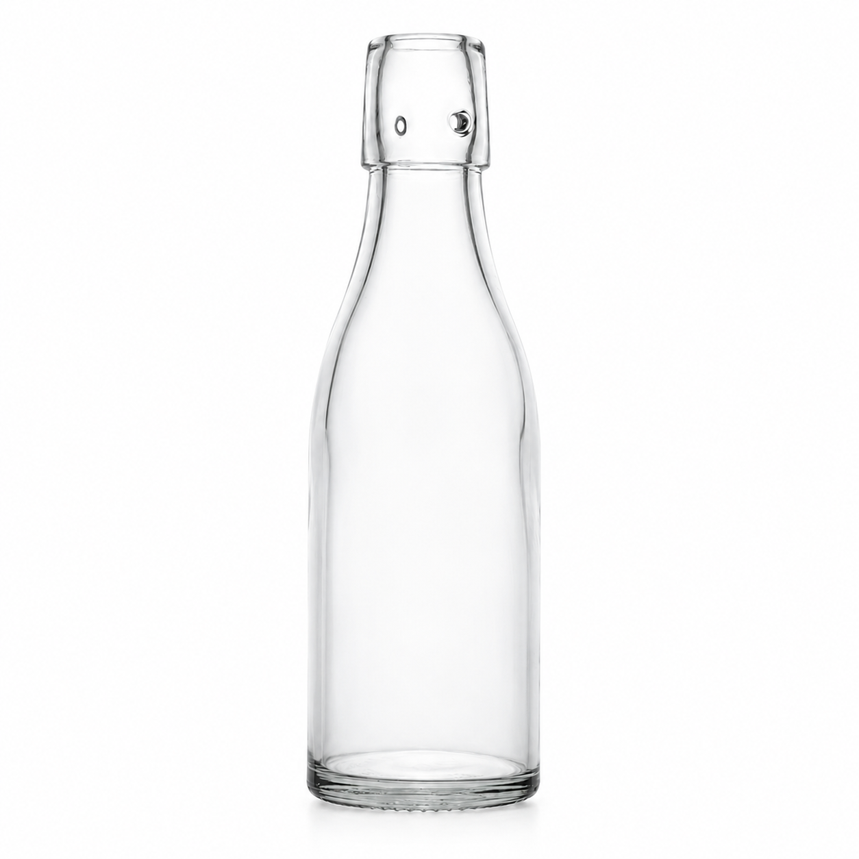 Freigestellte, klare Glasflasche mit schlankem Körper, sanft gerundeten Schultern, kurzem Hals mit zwei kleinen seitlichen Öffnungen und flachem Glasboden auf weißem Hintergrund