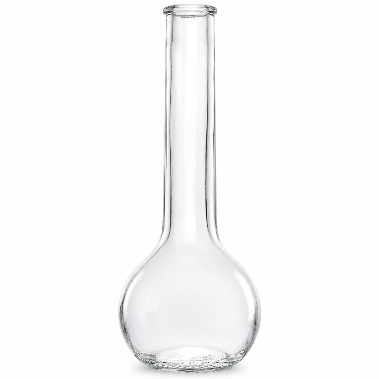 Freigestellte, klare Glasflasche mit bauchigem, kugelförmigem Körper, langem schlankem Hals und schmaler Mündung auf weißem Hintergrund
