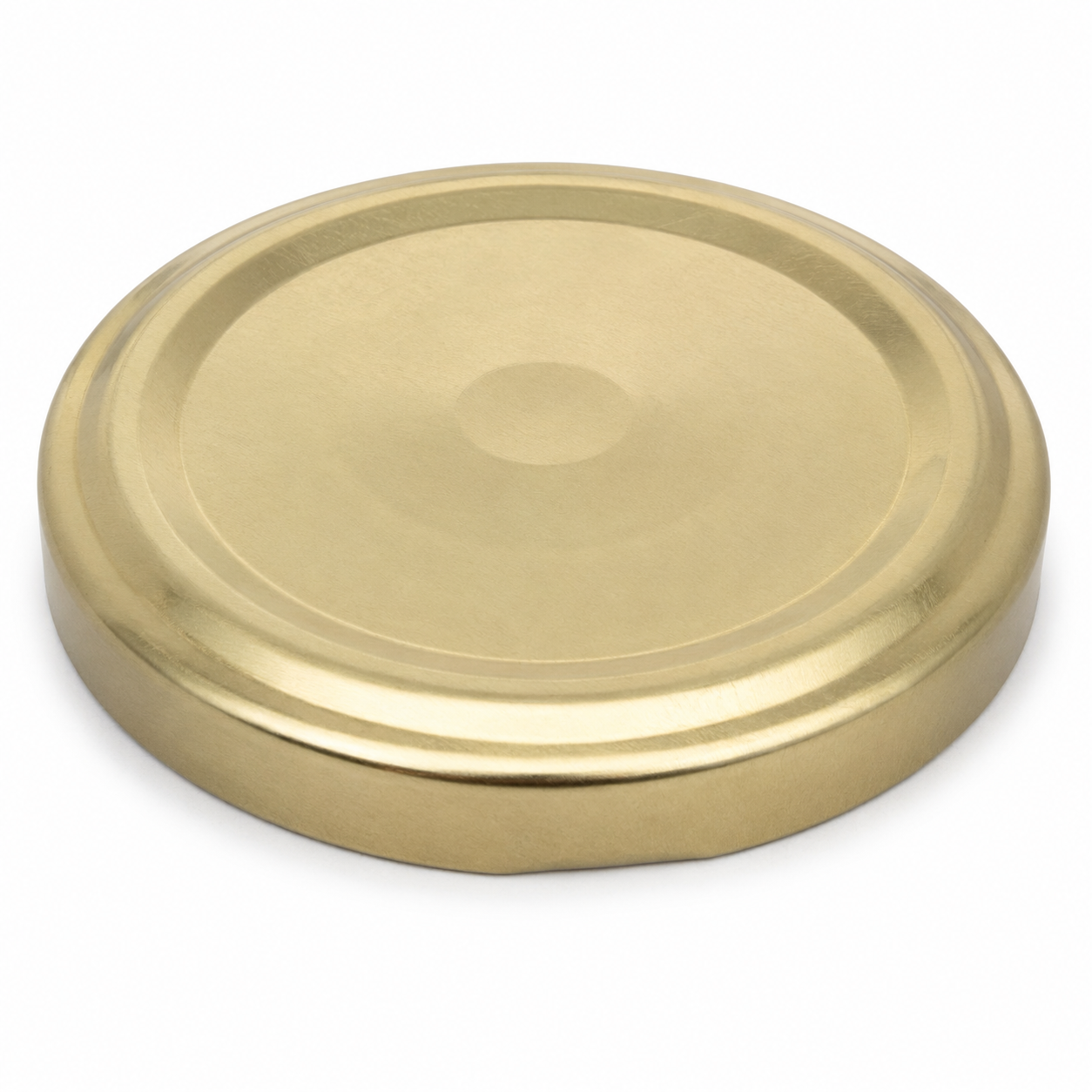 Goldener Twist-off-Verschluss mit flacher Form, leicht gebürsteter Oberfläche und zentralem Vakuum-Button, schräg von oben auf weißem Hintergrund dargestellt.