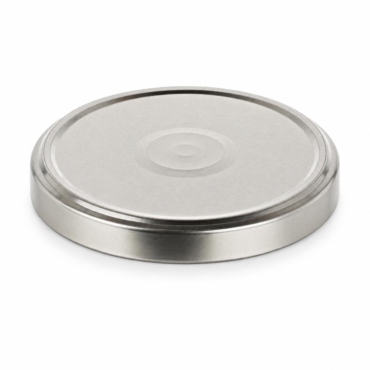 Silberner Twist-off-Verschluss 70 mm mit zentralem Vakuum-Button, leicht schräg von oben auf weißem Hintergrund dargestellt.