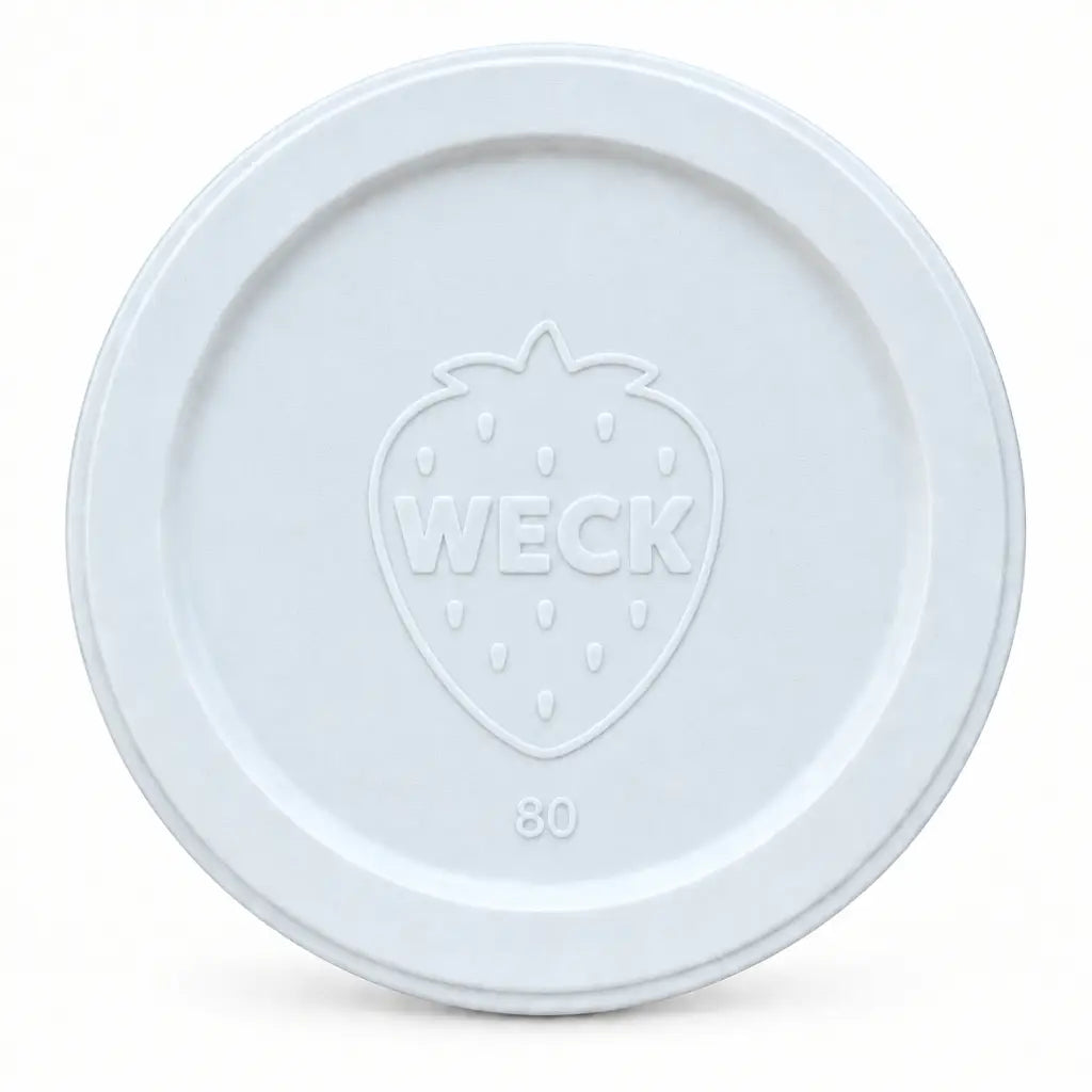 Weißer WECK-Frischhaltedeckel RR 80 aus Kunststoff mit Erdbeerlogo und 80-Prägung, frontal auf weißem Hintergrund
