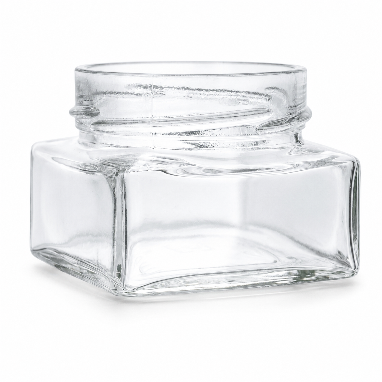 Klares Vierkantglas 156 ml mit TO-66-Deep-Mündung, niedriger eckiger Form und transparenter Glasstruktur auf weißem Hintergrund.