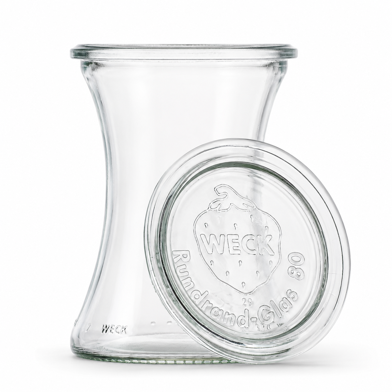 Freigestelltes WECK Rundrandglas aus klarem Glas mit passendem Glasdeckel, geprägtem WECK-Logo und weißem Hintergrund