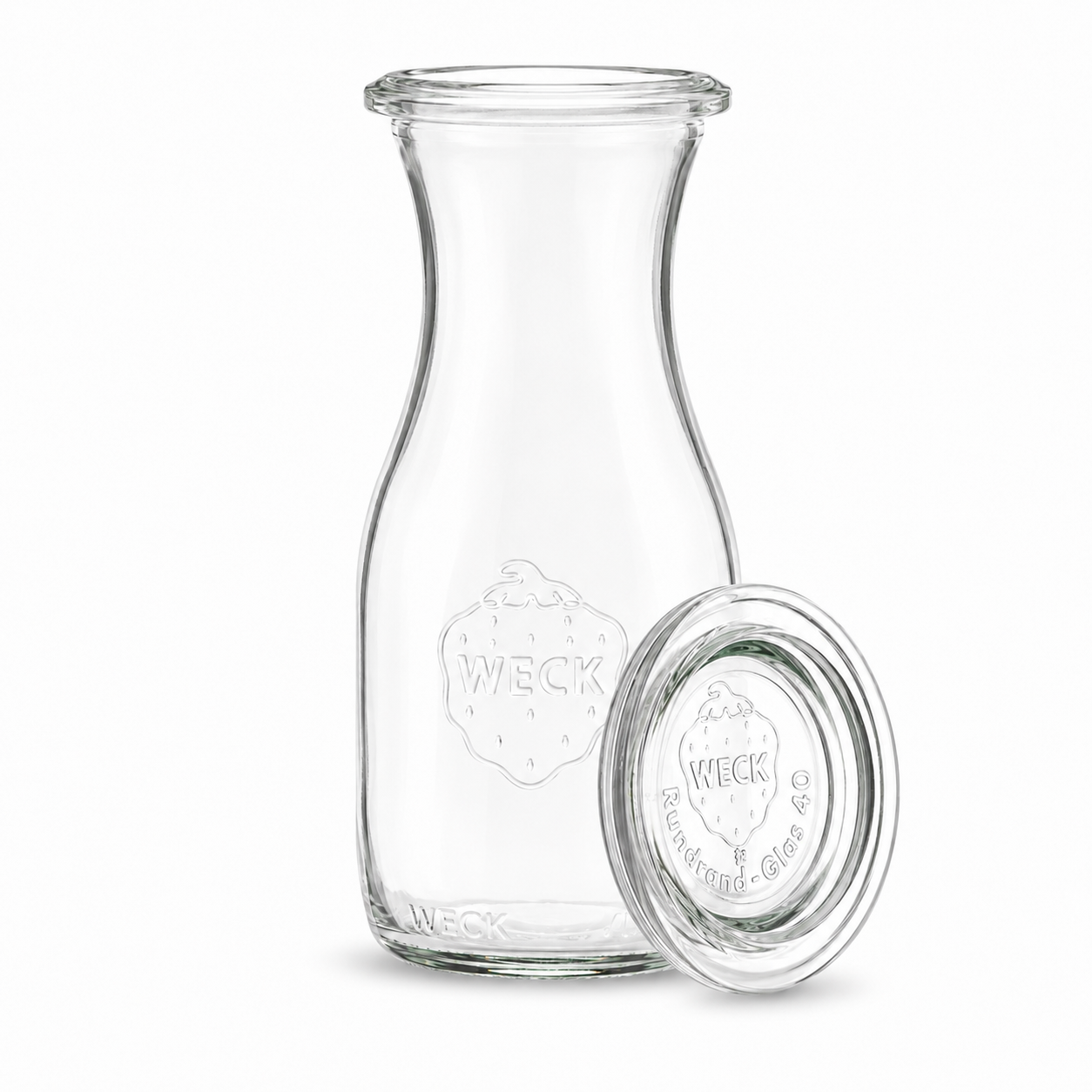 WECK Mini-Saftflasche 150 ml RR40 aus klarem Glas mit schmaler Taille, geprägtem WECK-Logo und angelehntem Glasdeckel.