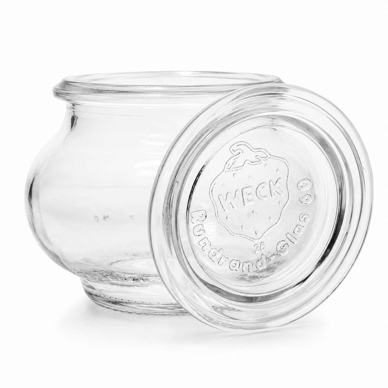 WECK-Glas aus klarem Glas mit passendem Glasdeckel, sichtbarer WECK-Prägung und weißem Hintergrund