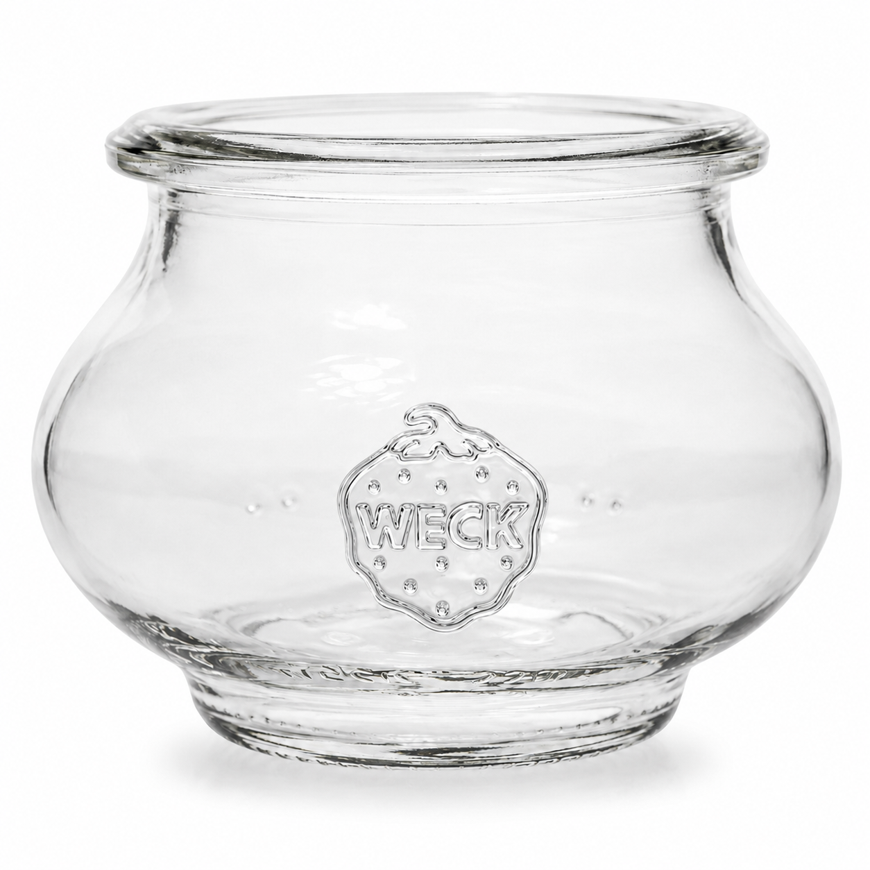 Freigestelltes WECK-Glas aus klarem Glas mit bauchiger Form, geprägtem WECK-Logo und weißem Hintergrund
