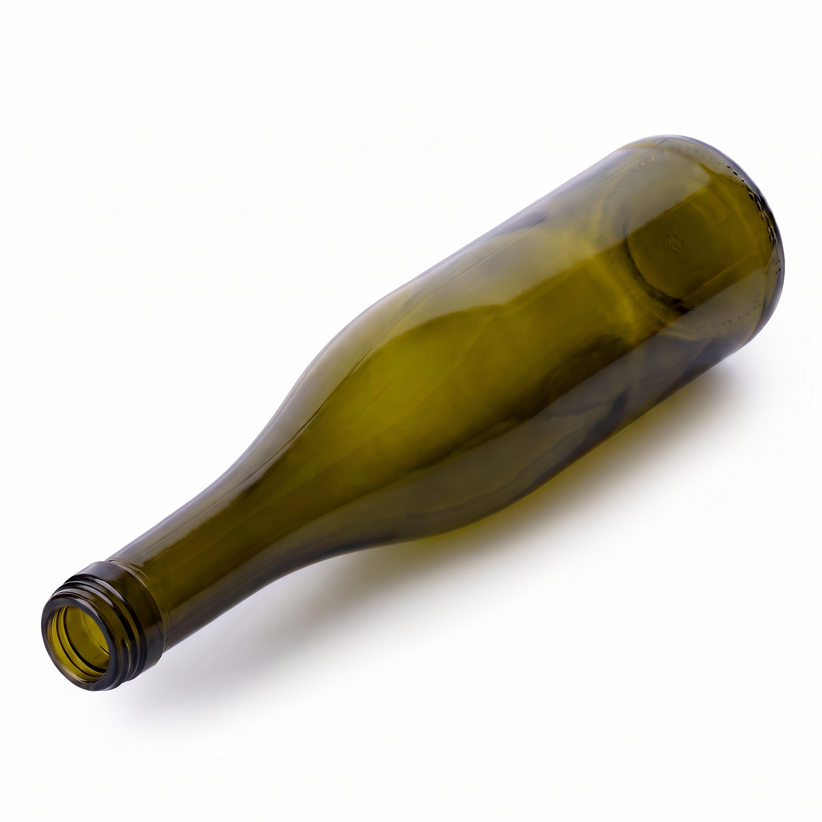 Antikgrüne Weinschlegelflasche 750 ml mit BVS-31-Mündung, liegend in isometrischer Ansicht auf weißem Hintergrund.