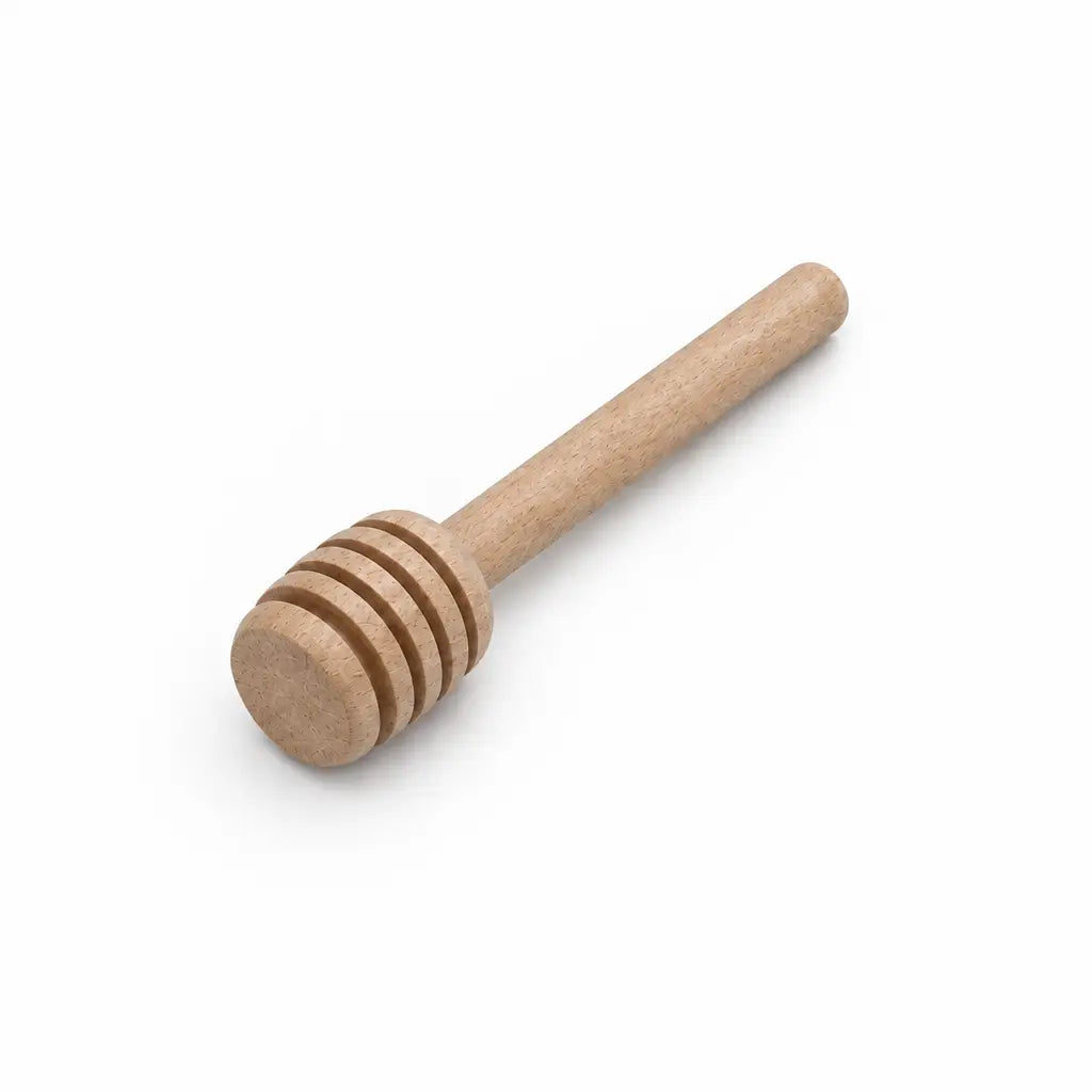 Honiglöffel aus hellem Holz, diagonal liegend mit gerilltem Kopf vorne links auf weißem Hintergrund