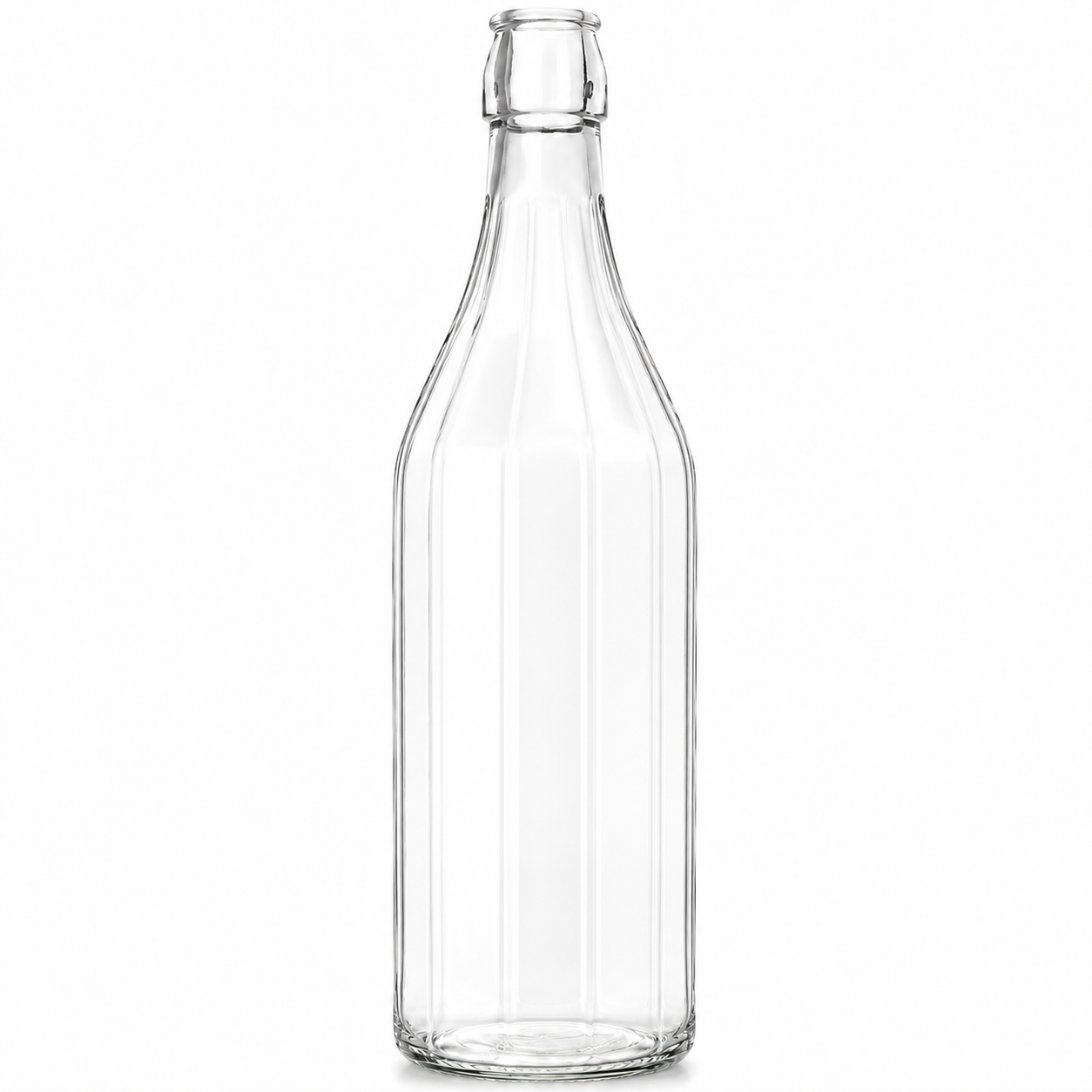 Klare 1-Liter-Zehnkantflasche aus Glas mit facettiertem Körper und Bügelverschlussmündung auf weißem Hintergrund