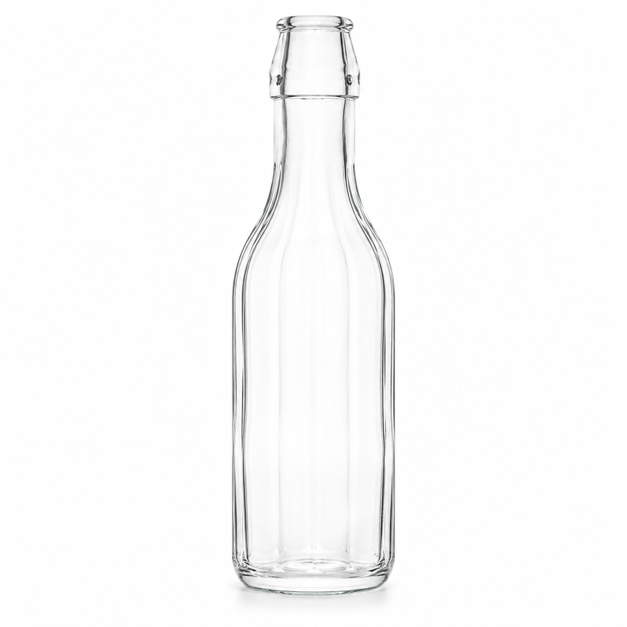 Freigestellte, klare Glasflasche mit schlankem, hochgezogenem Körper, sanft geschwungenen Schultern und schmaler Mündung auf weißem Hintergrund