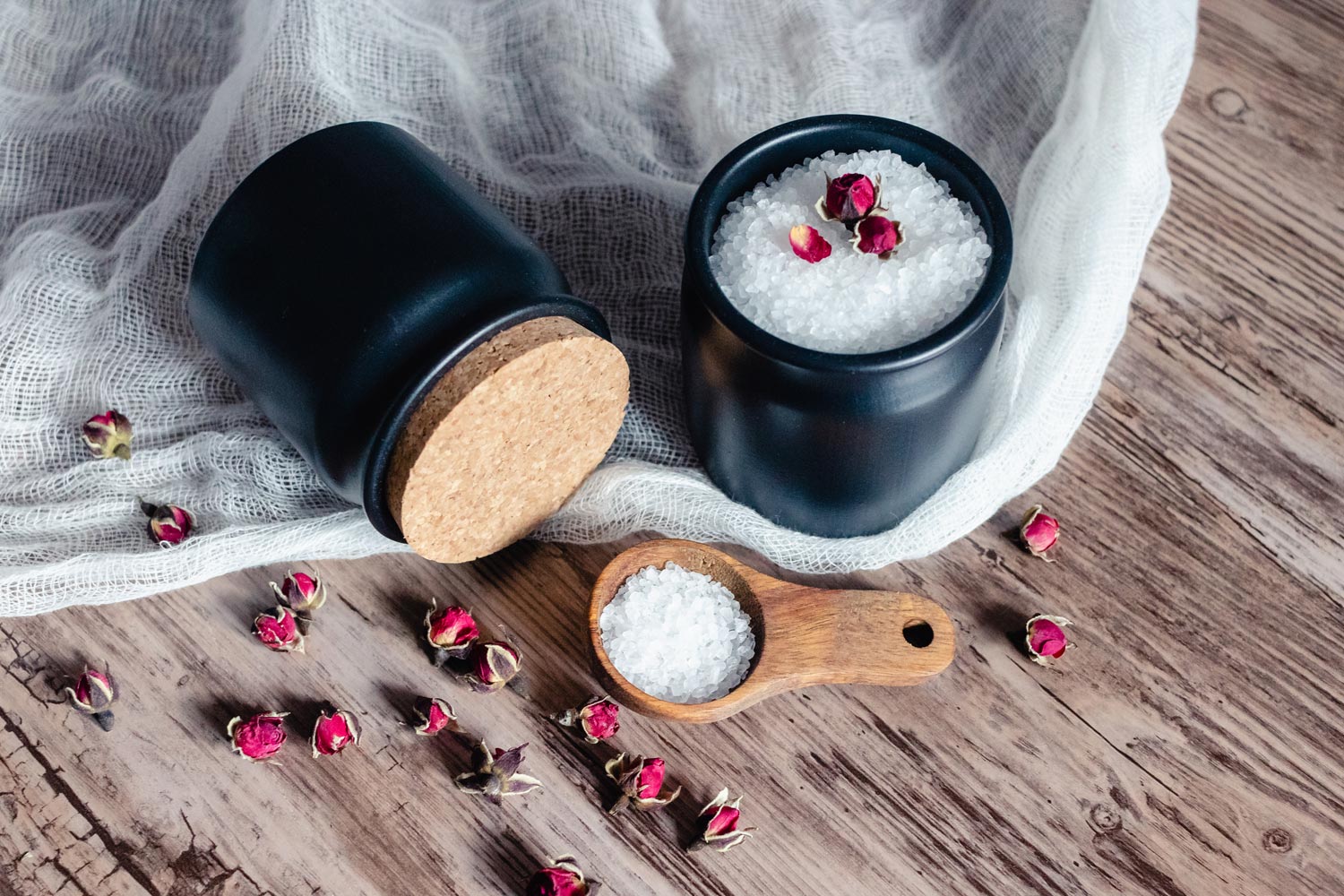 DIY: Duftendes Badesalz mit Rosenblüten