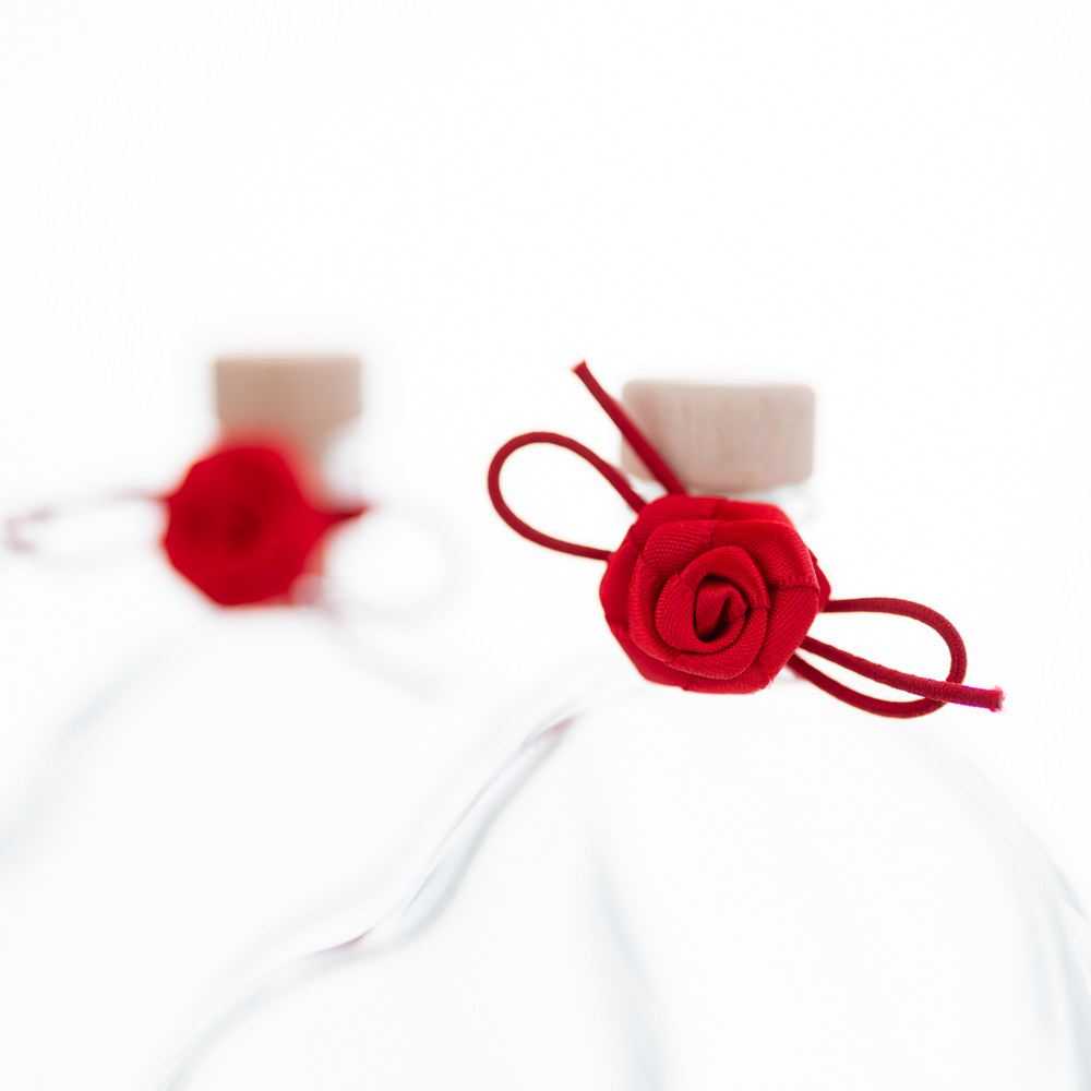 Passions-Set mit 2 Herzflaschen 100 ml und Rosenschleifen im Detail