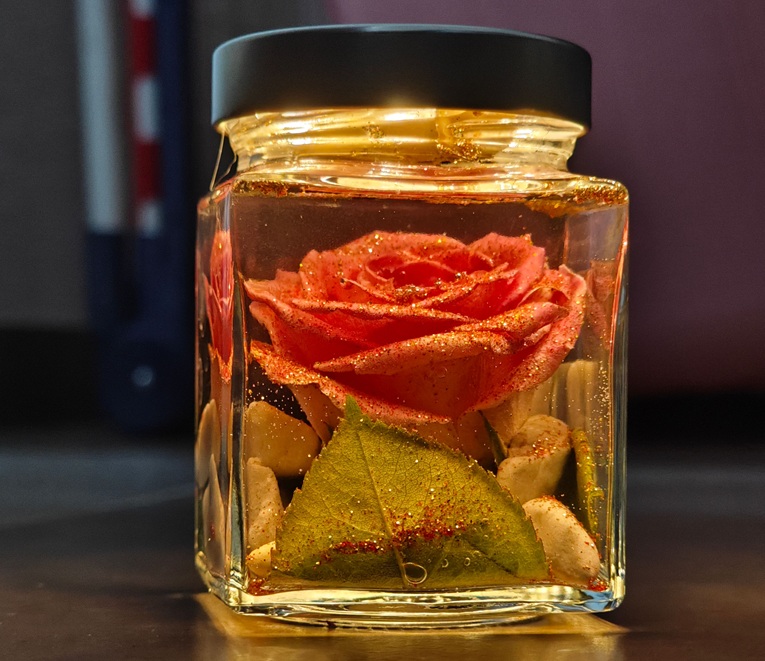 Leuchtende Rose mit Glitzer im Glas - Hochzeitsdeko