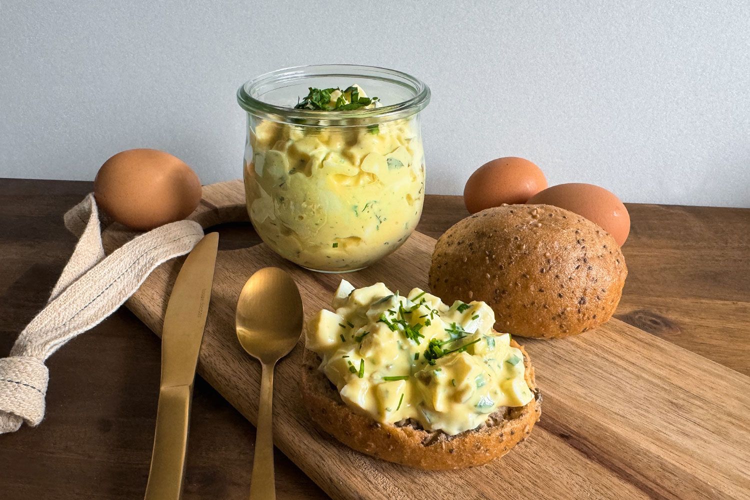 Unser Eiersalat kommt ganz ohne Mayo aus, ist aber trotzdem herrlich ...